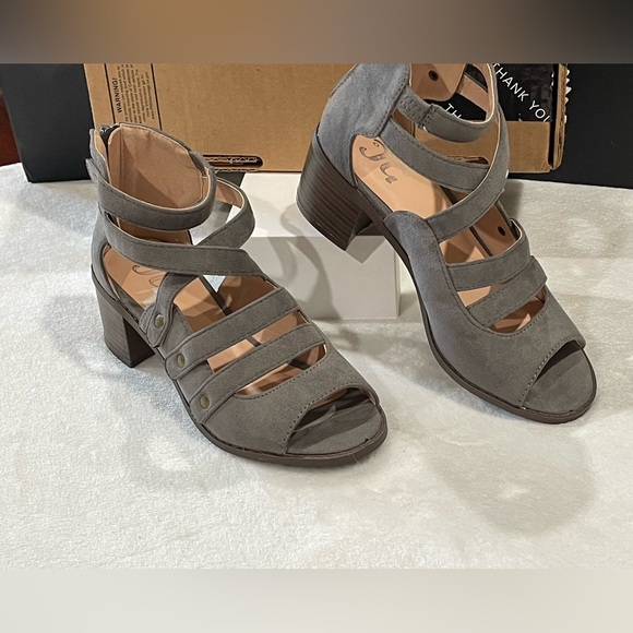 Journee Arbor Gray Faux Suede Heeled Strappy Sandals Sz 5.5 BNWOB - Picture 5 of 6